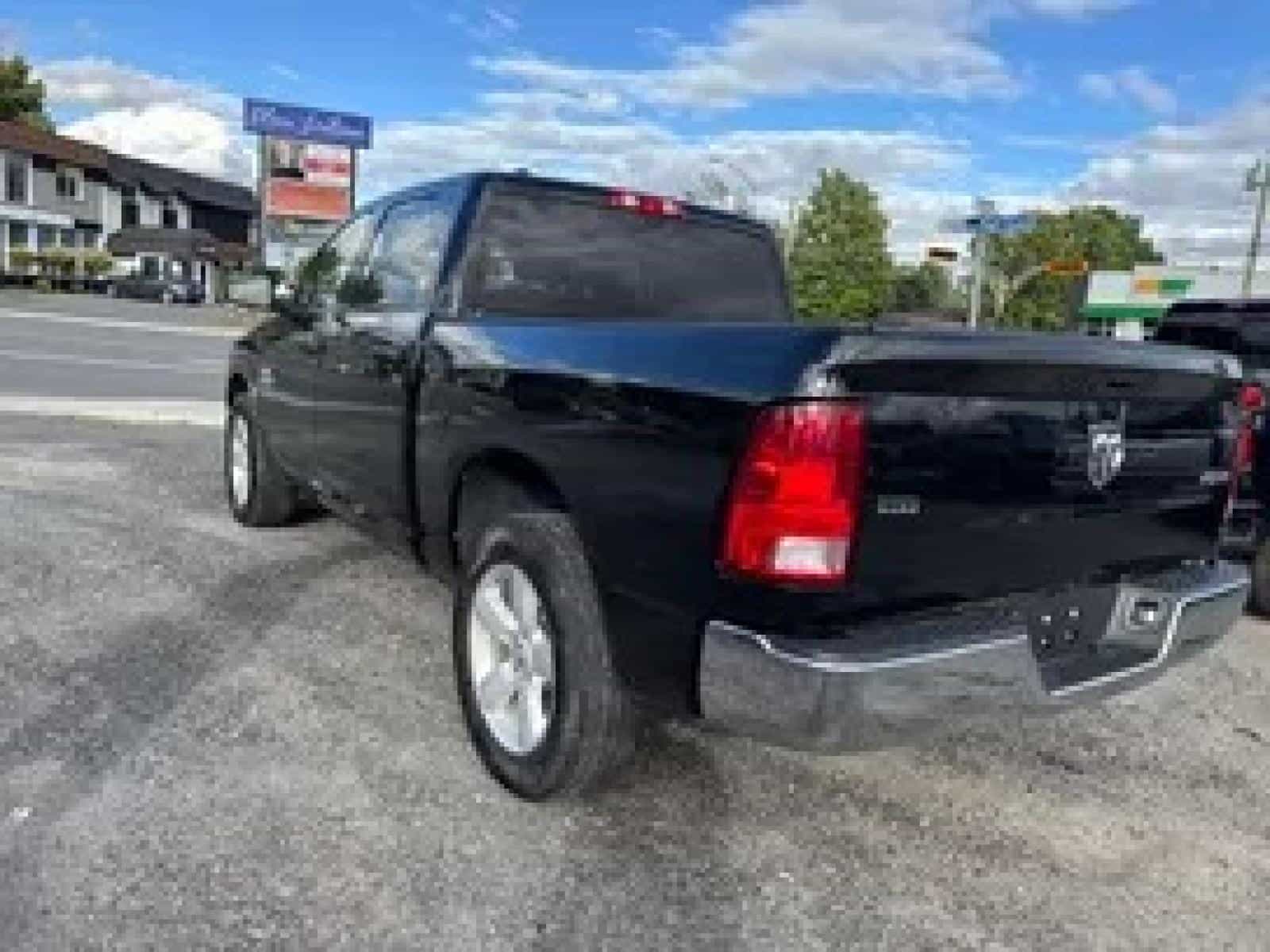 2023 RAM 1500 CLASSIC SLT SLT - Image 3