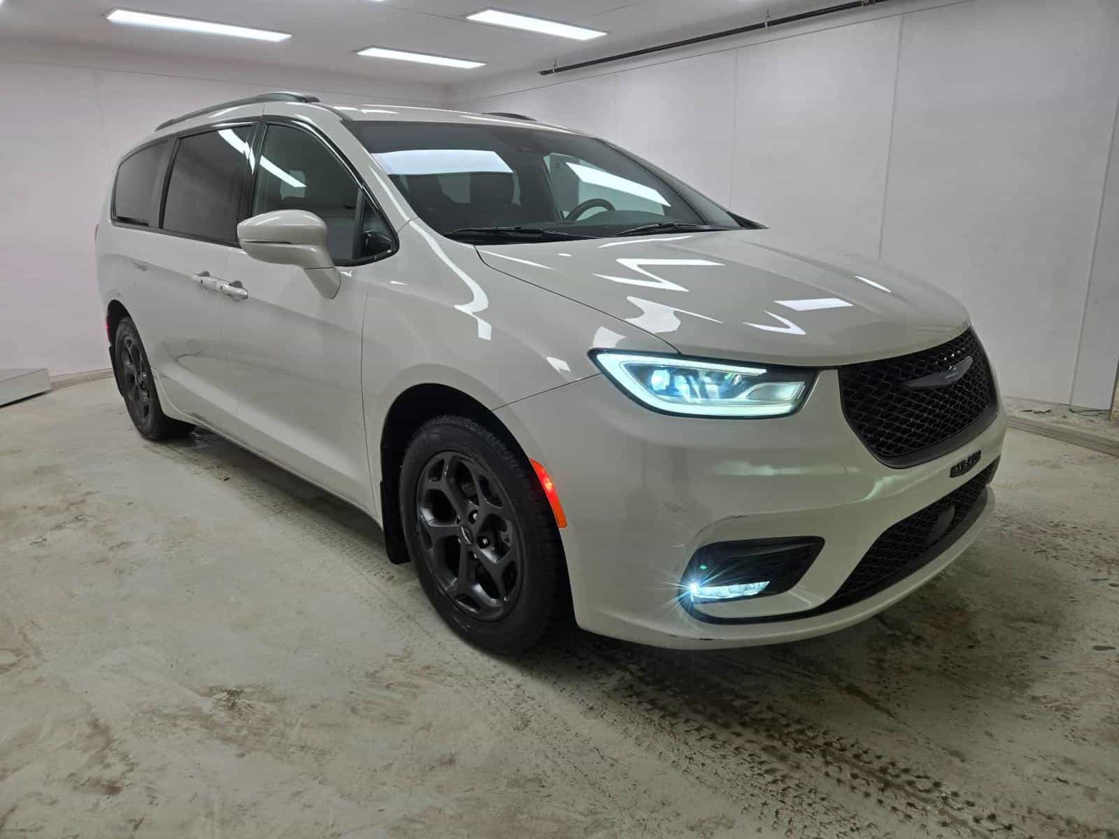 2021 Chrysler Pacifica Hybrid Touring L Hybrid Touring - Image 3