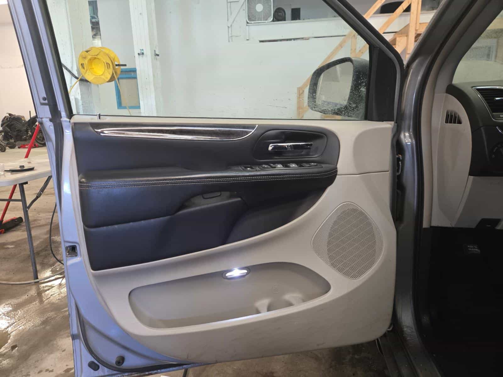 2013 Chrysler Town & Country Touring - Image 10