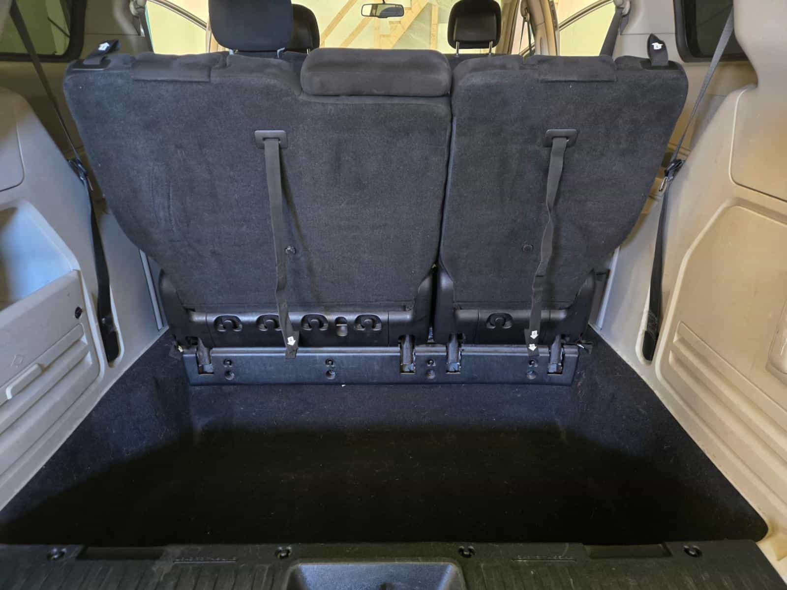 2013 Chrysler Town & Country Touring - Image 9