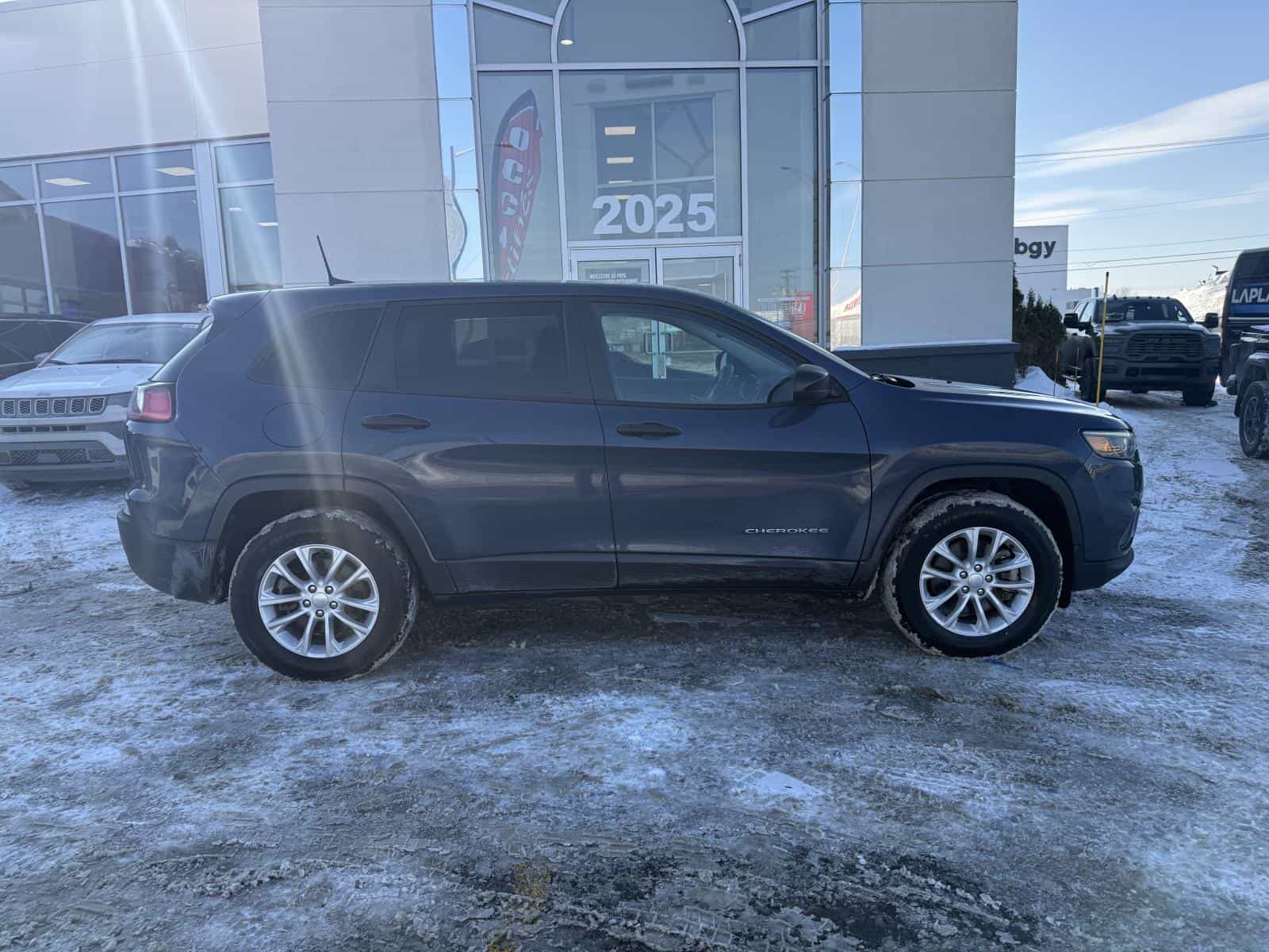 2022 Jeep Cherokee Sport - Image 4