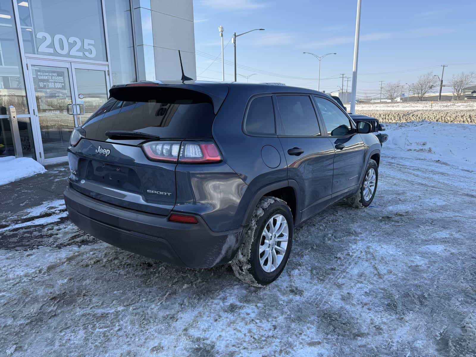 2022 Jeep Cherokee Sport - Image 5