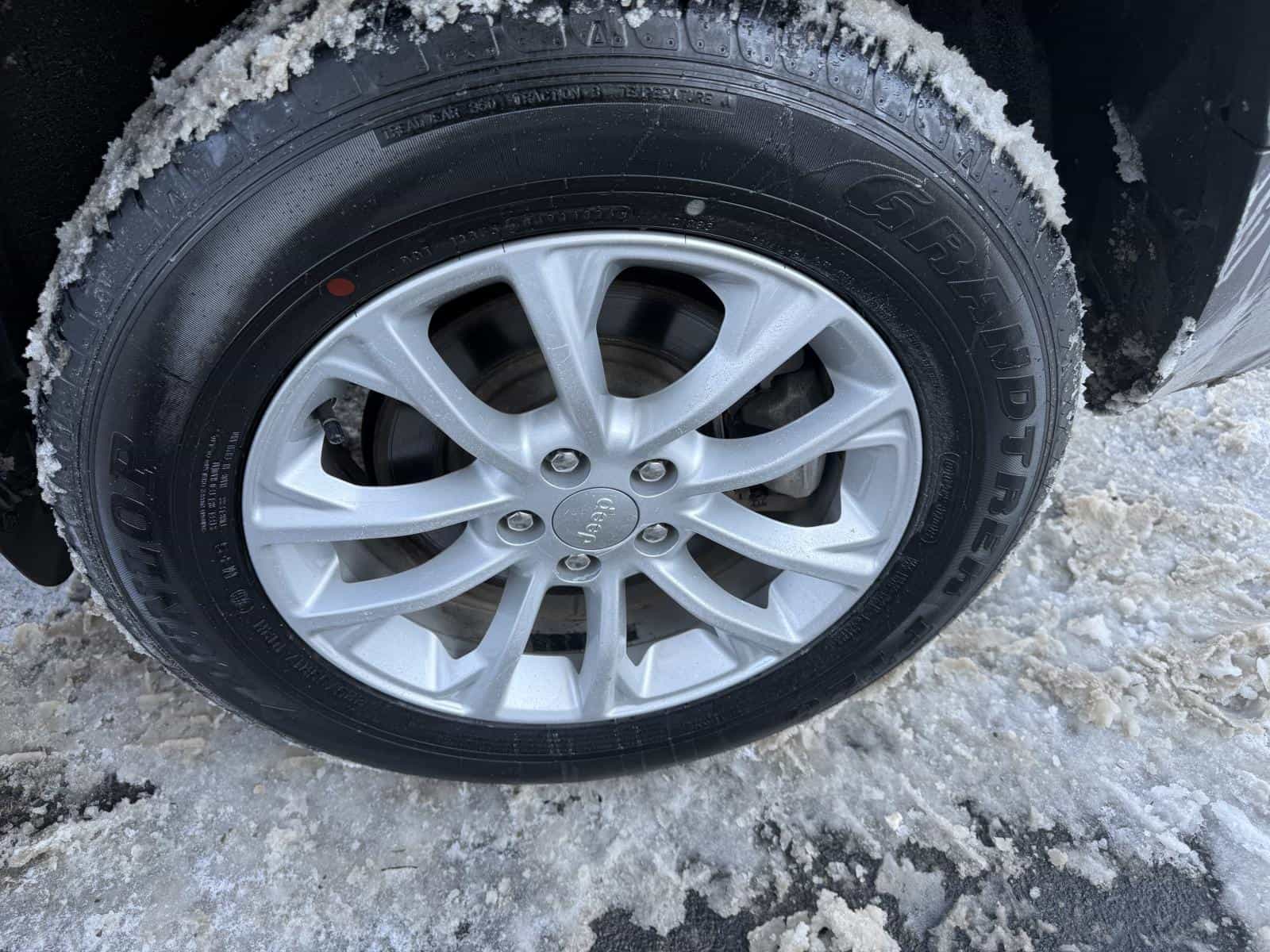 2022 Jeep Cherokee Sport - Image 9