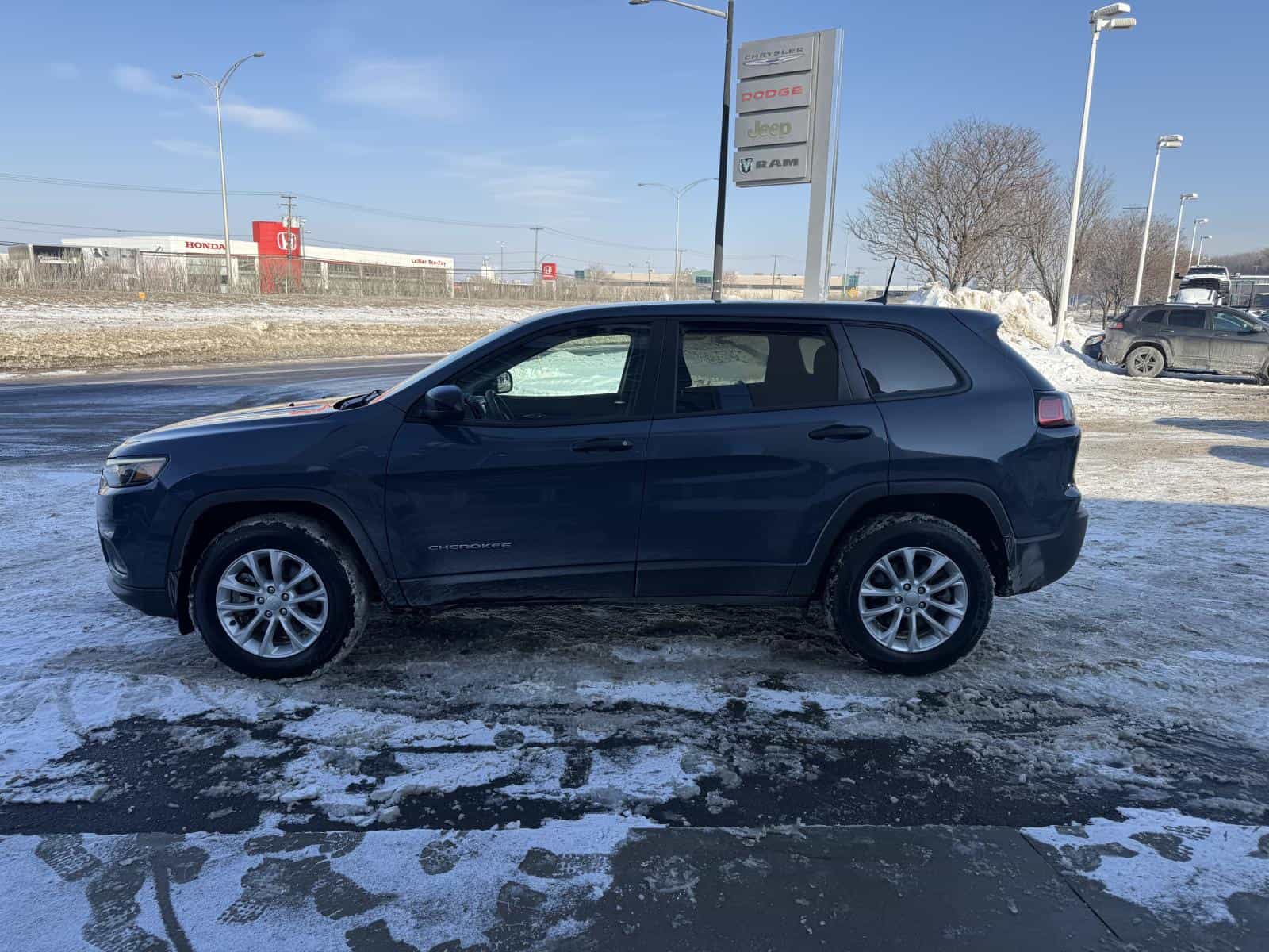 2022 Jeep Cherokee Sport - Image 8