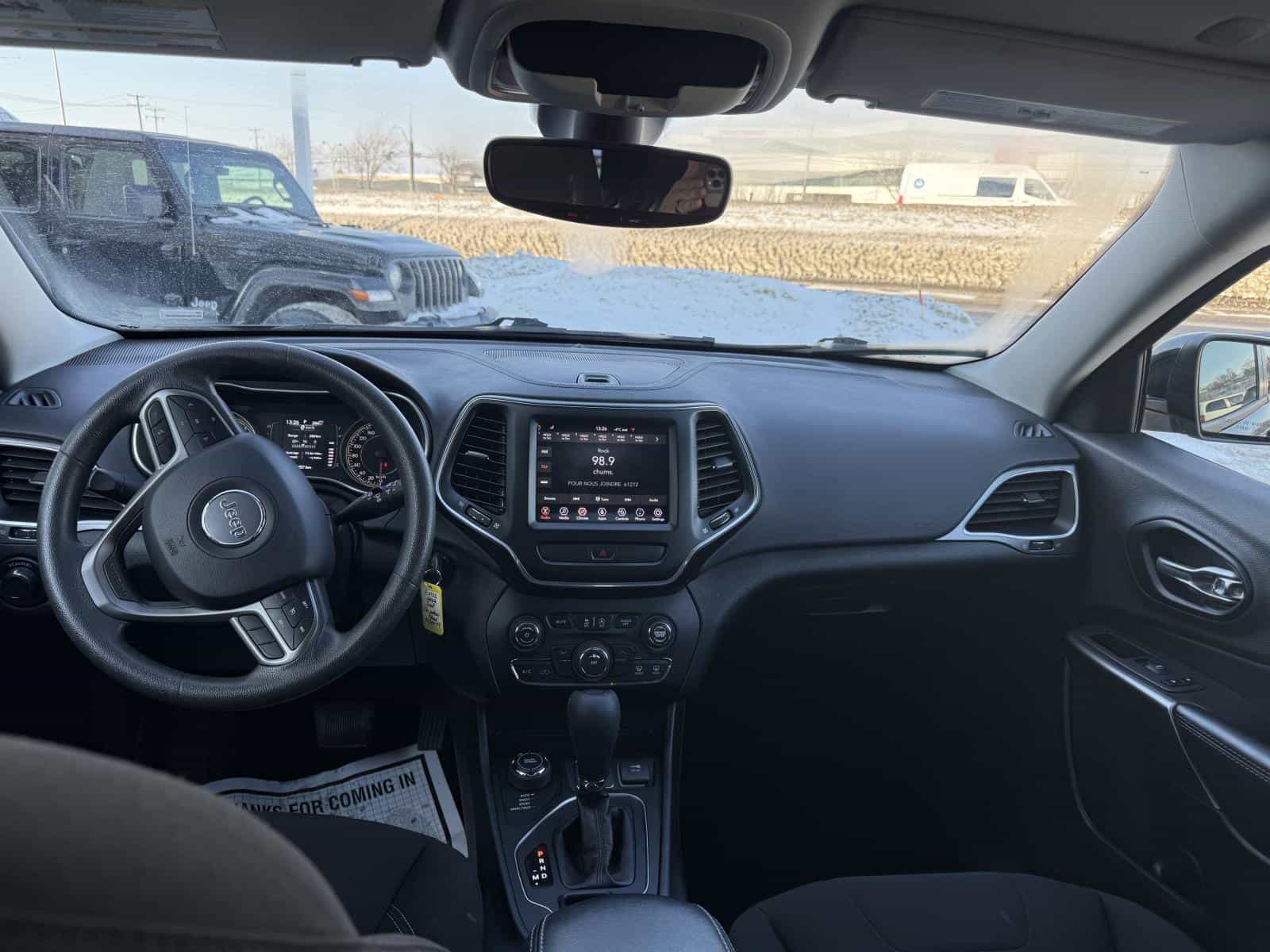 2022 Jeep Cherokee Sport - Image 11