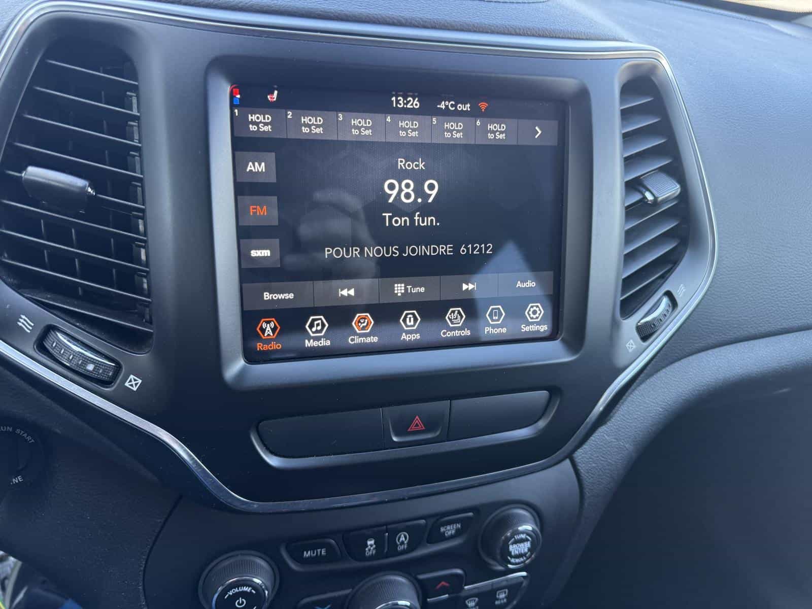 2022 Jeep Cherokee Sport - Image 16