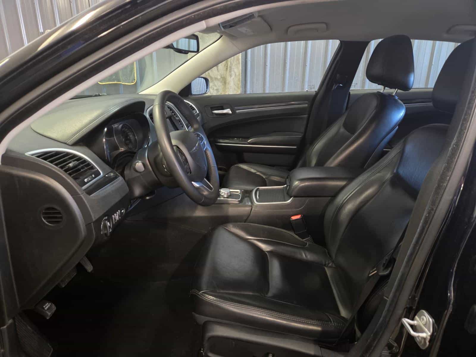 2022 Chrysler 300 Touring L - Image 11