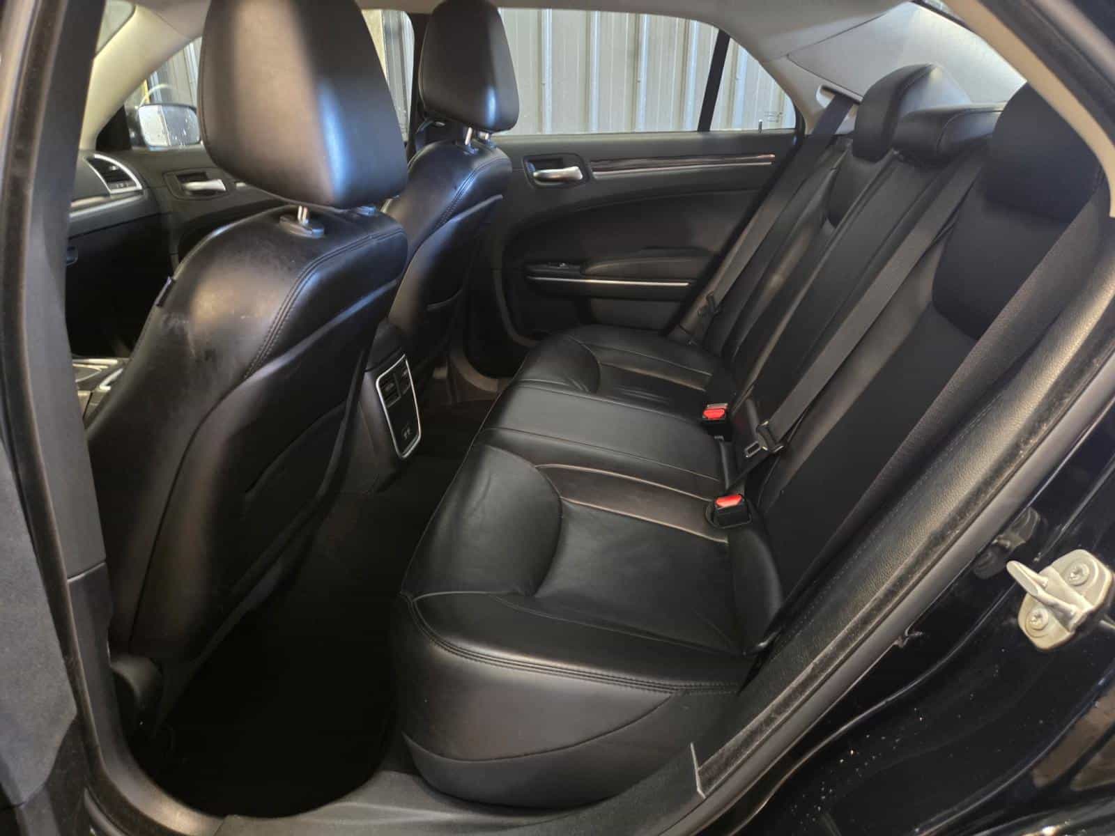 2022 Chrysler 300 Touring L - Image 12