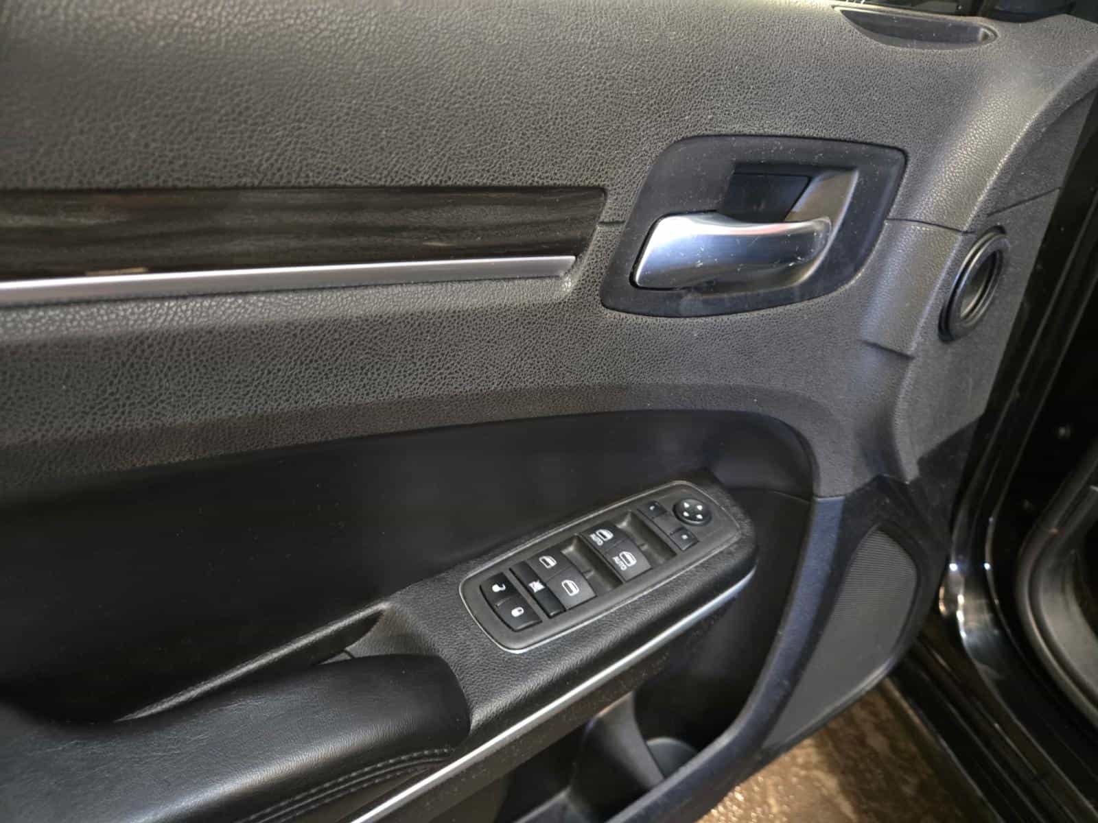 2022 Chrysler 300 Touring L - Image 13