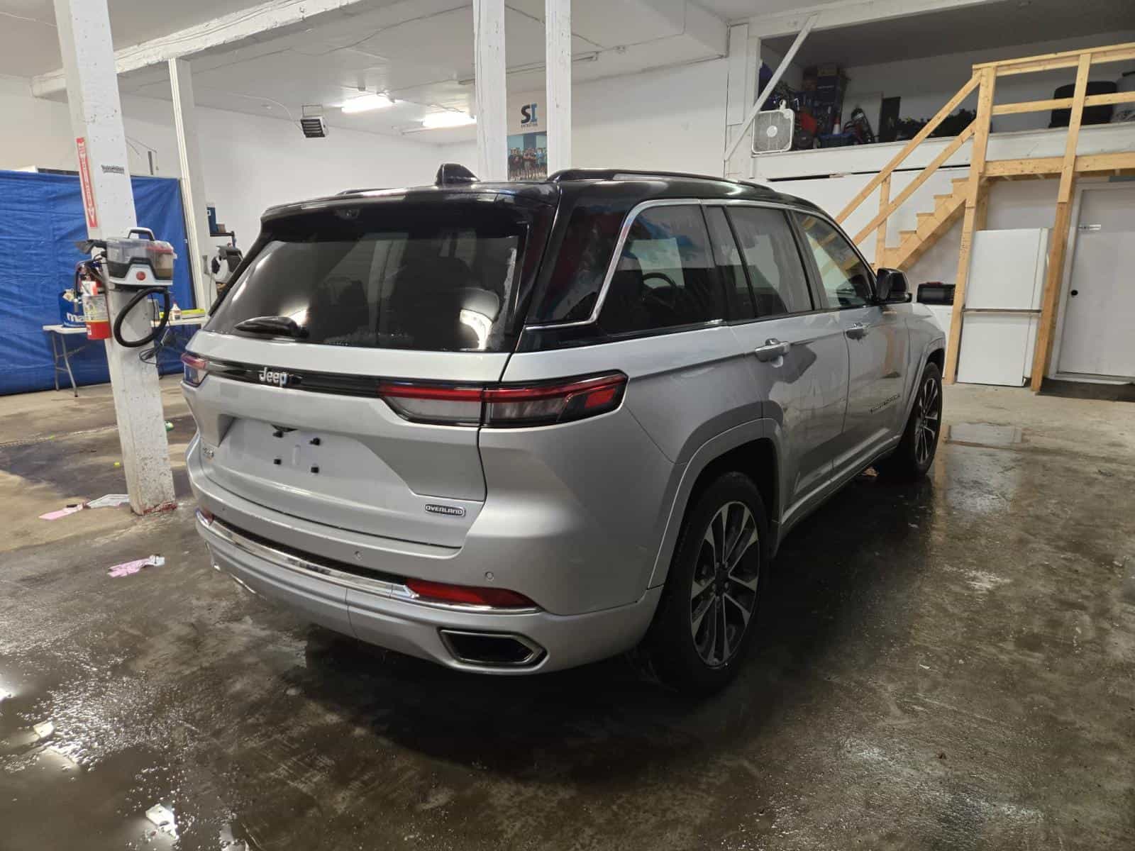 2022 Jeep Grand Cherokee Overland Overland - Image 4