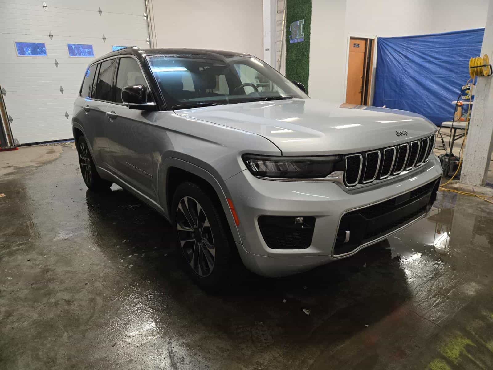 2022 Jeep Grand Cherokee Overland Overland - Image 3