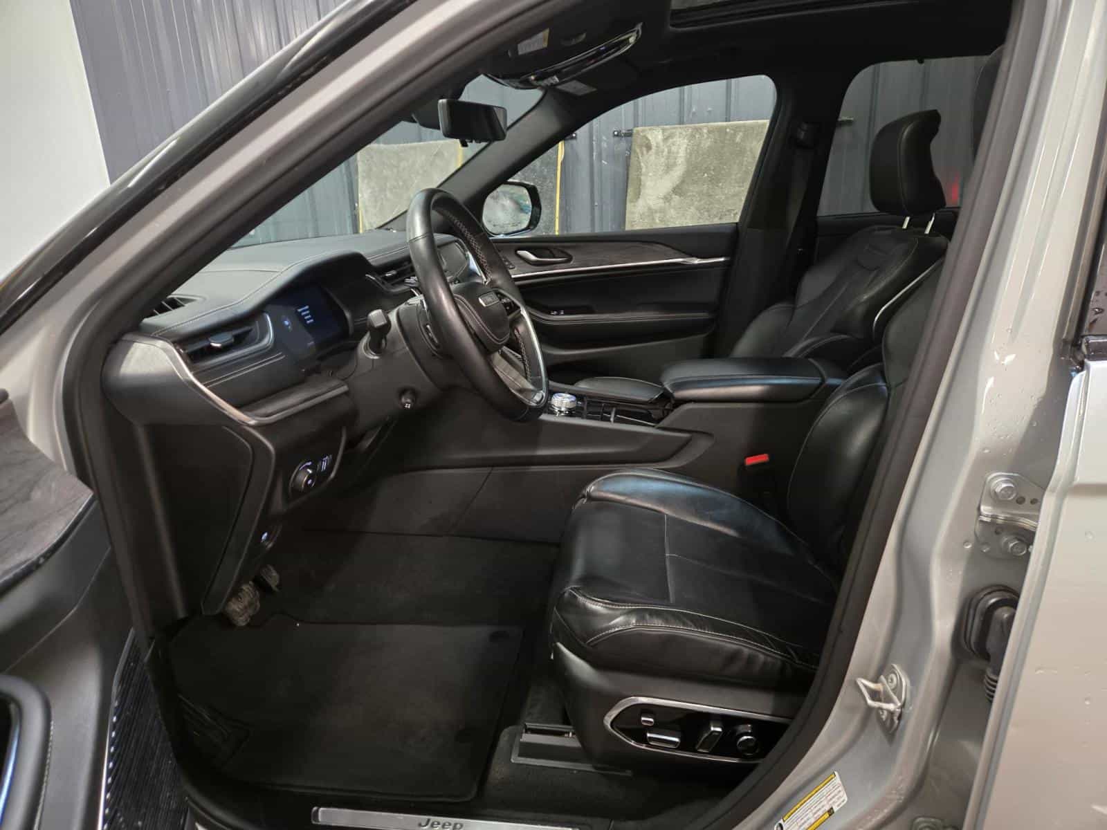 2022 Jeep Grand Cherokee Overland Overland - Image 11