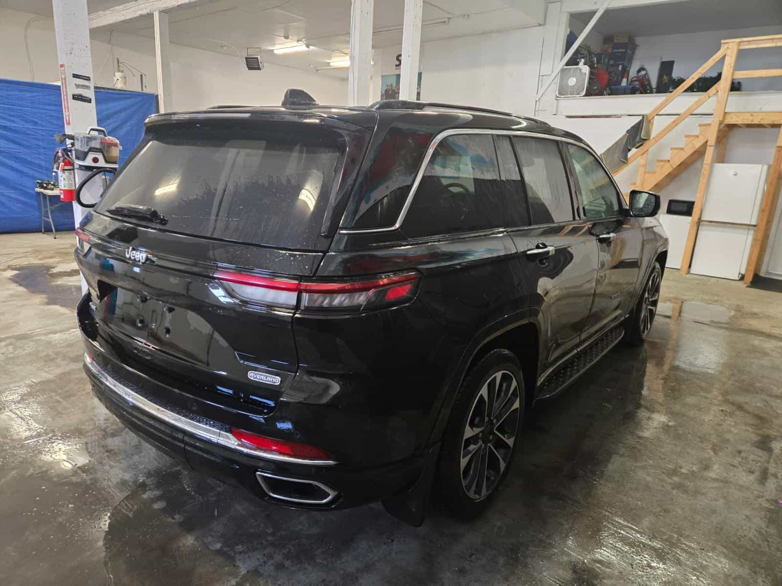 2023 Jeep Grand Cherokee Overland Overland - Image 5