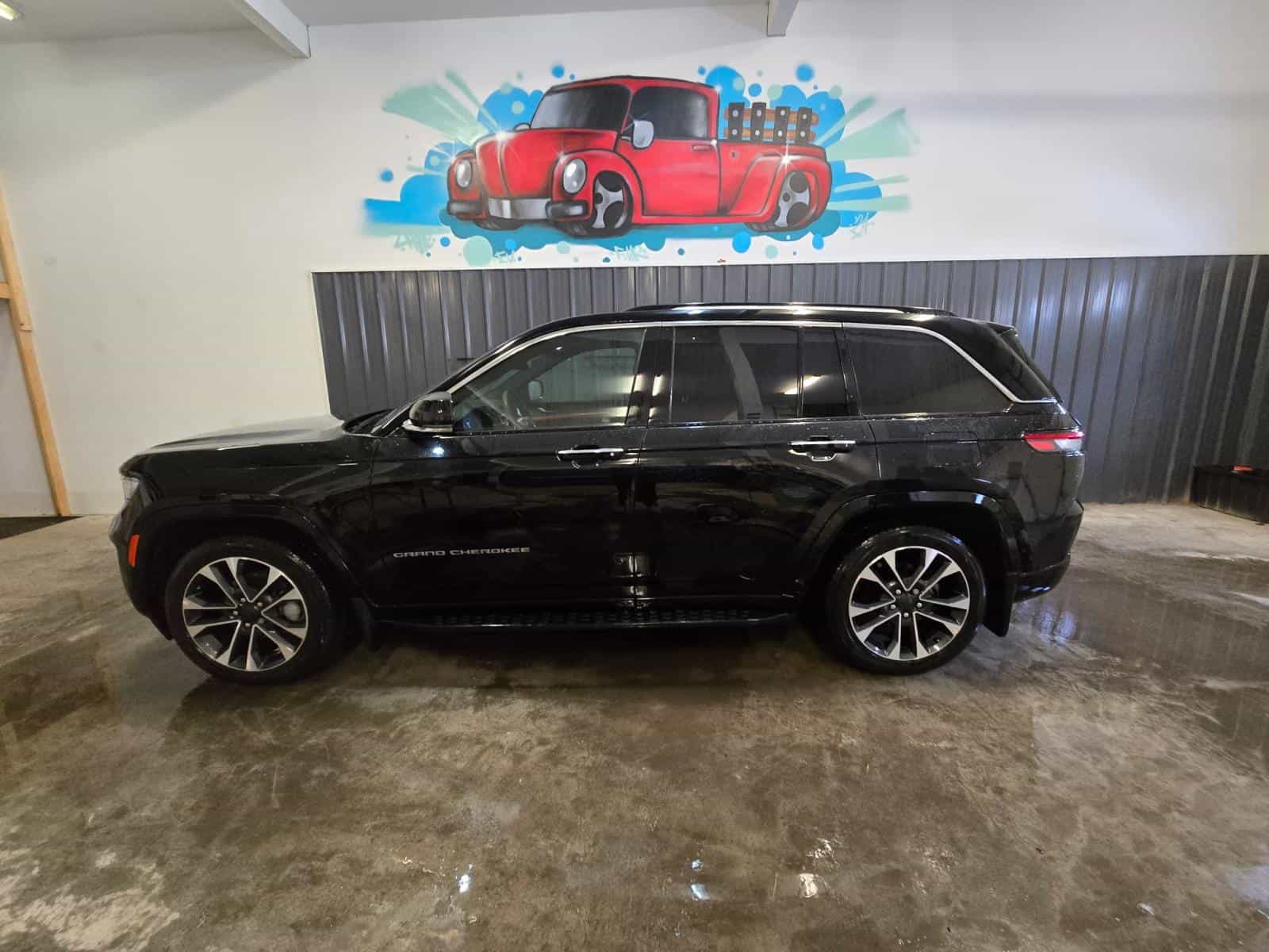 2023 Jeep Grand Cherokee Overland Overland - Image 8