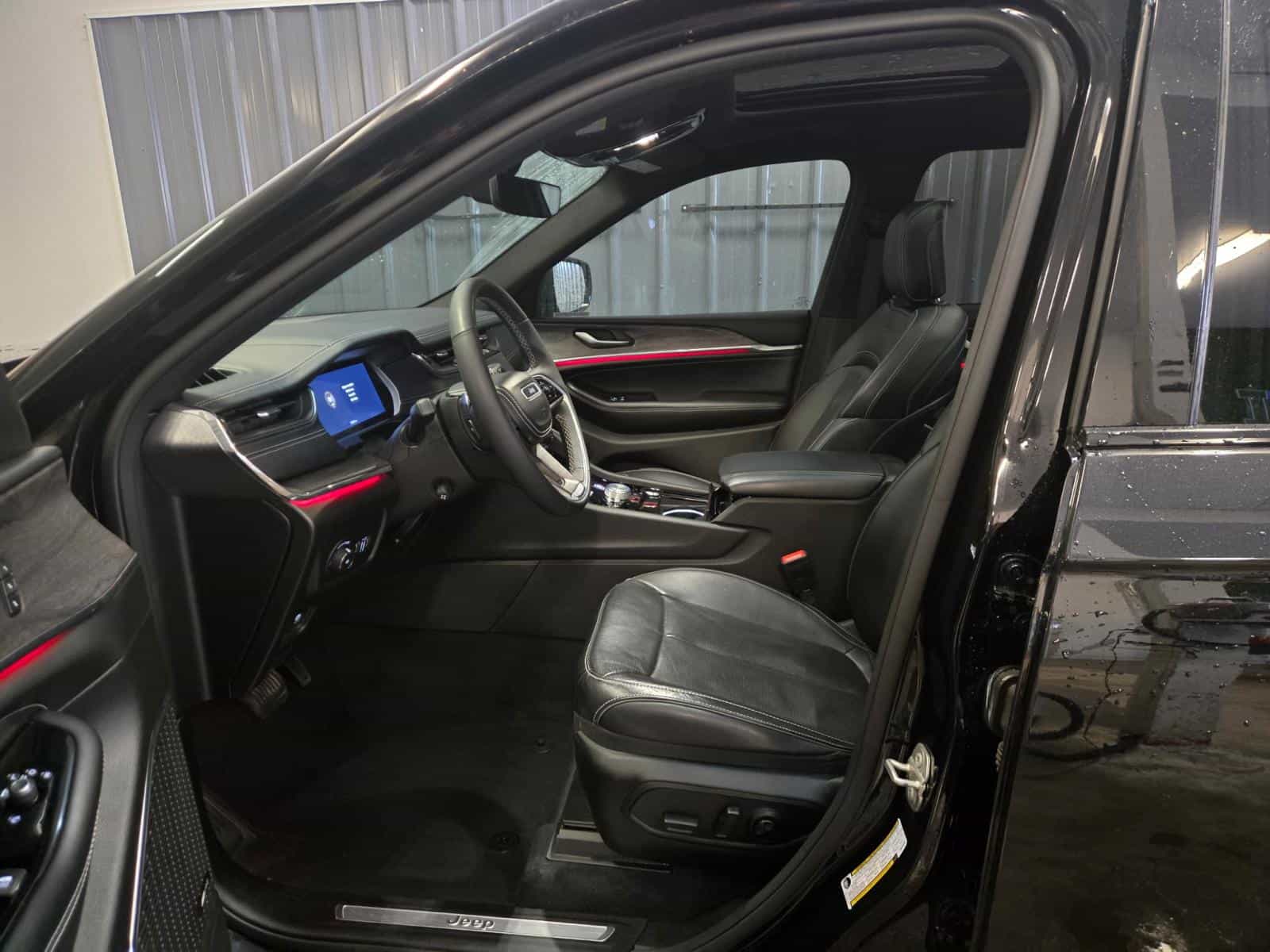 2023 Jeep Grand Cherokee Overland Overland - Image 12