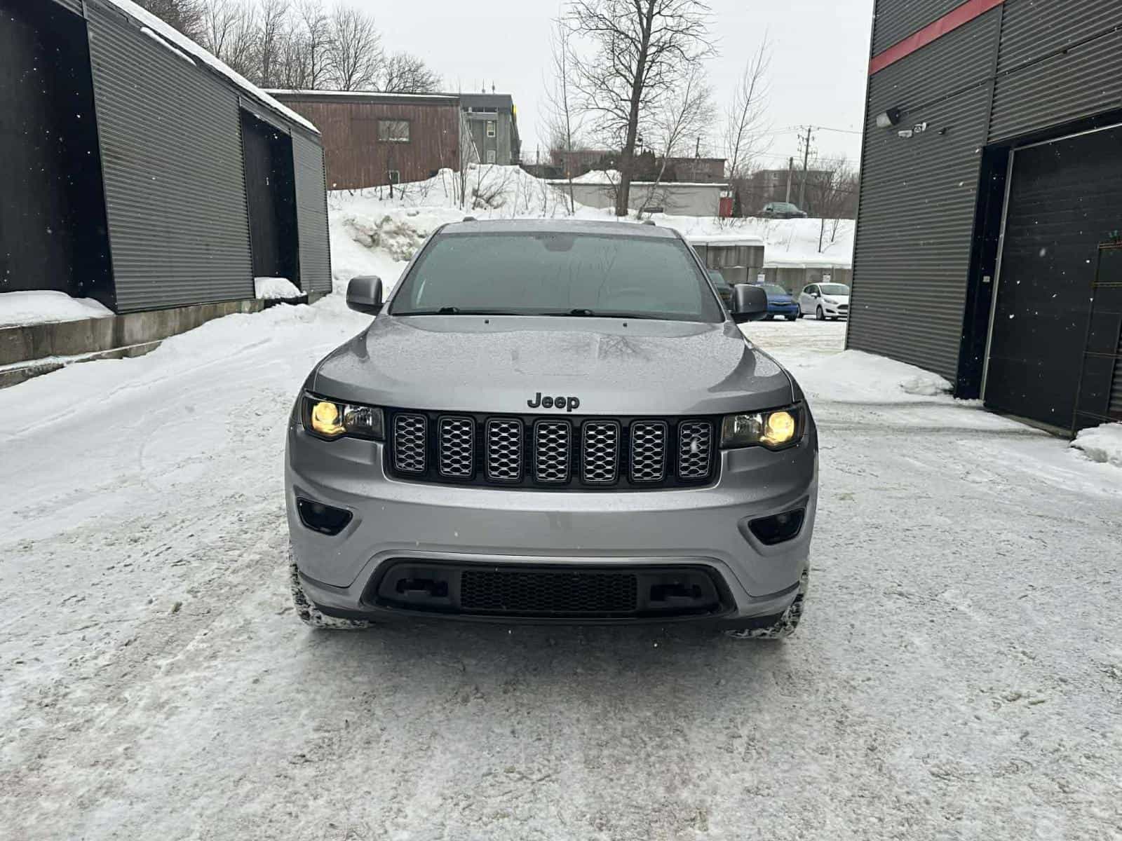 2019 Jeep GRAND CHEROKEE LAREDO/ALT Altitude - Image 2
