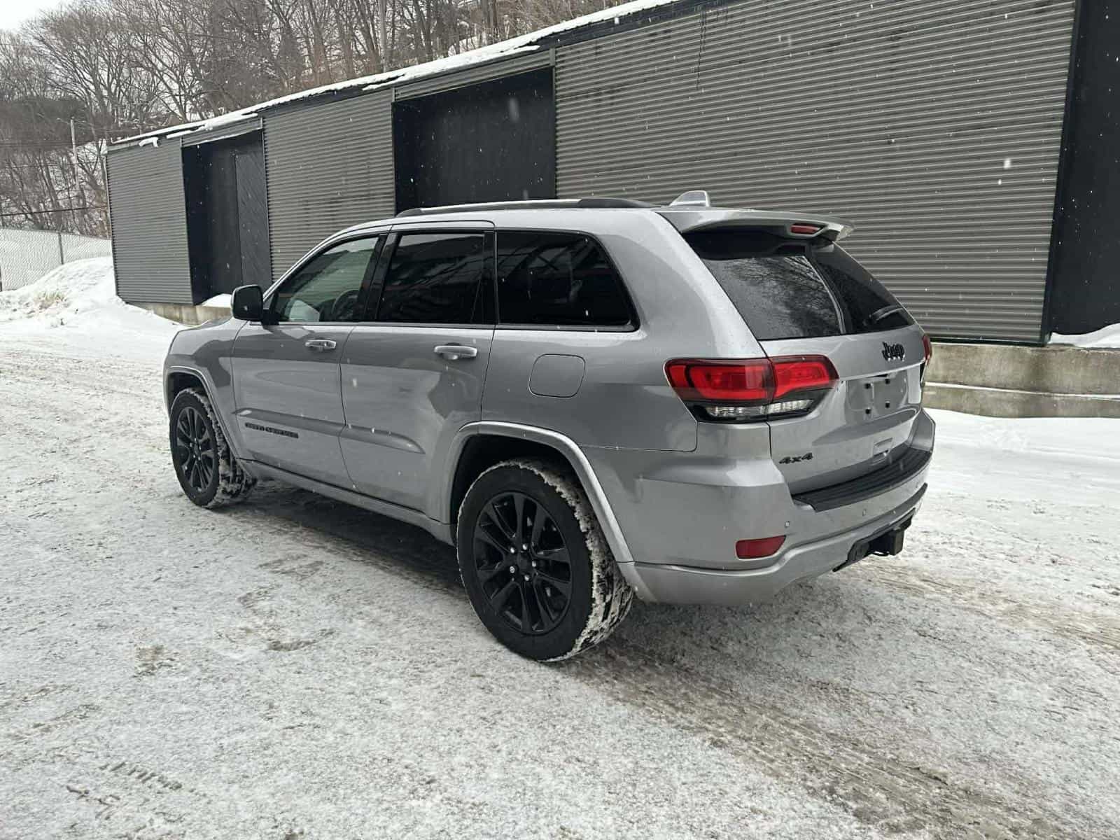 2019 Jeep GRAND CHEROKEE LAREDO/ALT Altitude - Image 3