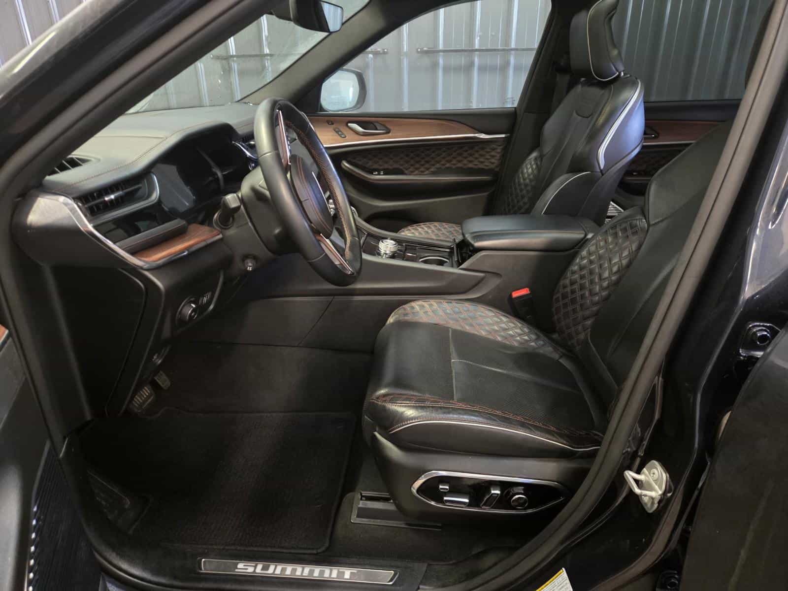 2023 Jeep Grand Cherokee L Summit - Image 11