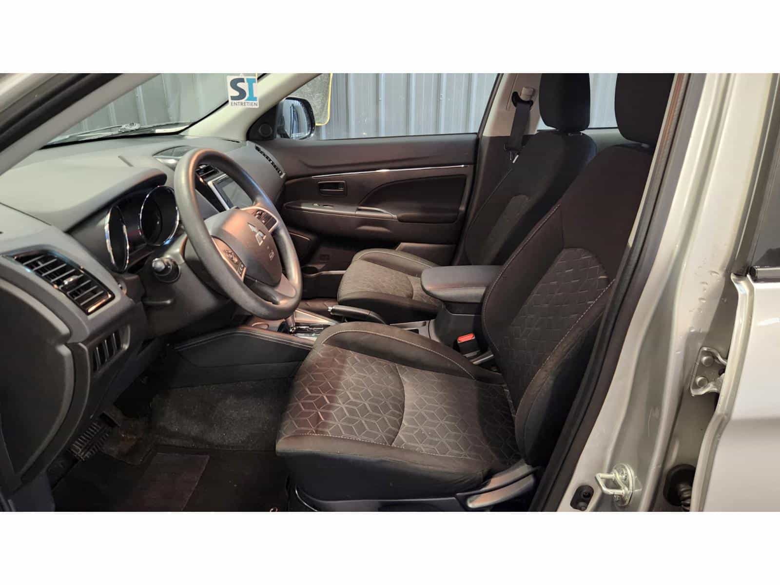 2022 Mitsubishi RVR ES - Image 12