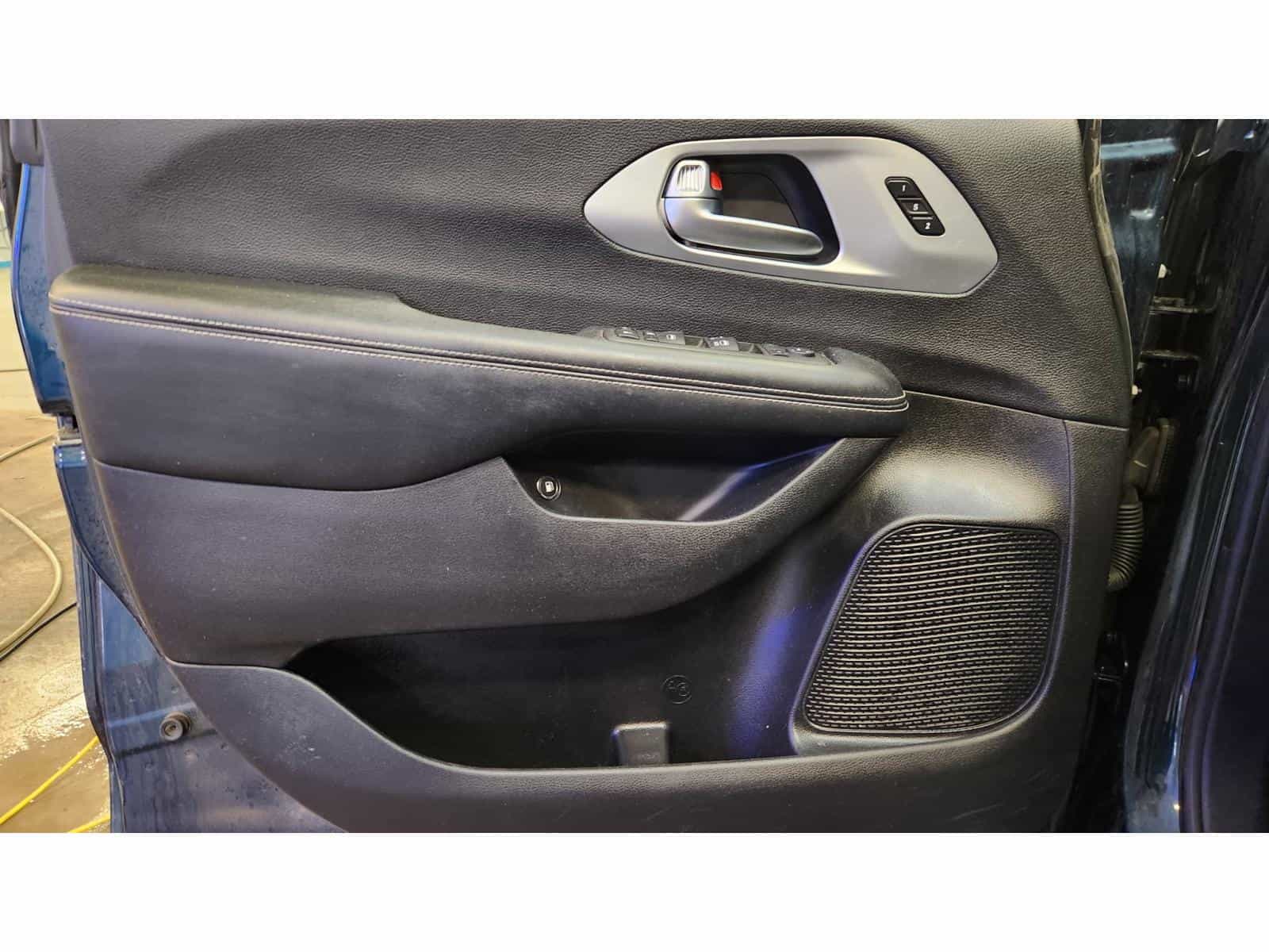 2022 Chrysler Pacifica Hybrid Touring L - Image 9