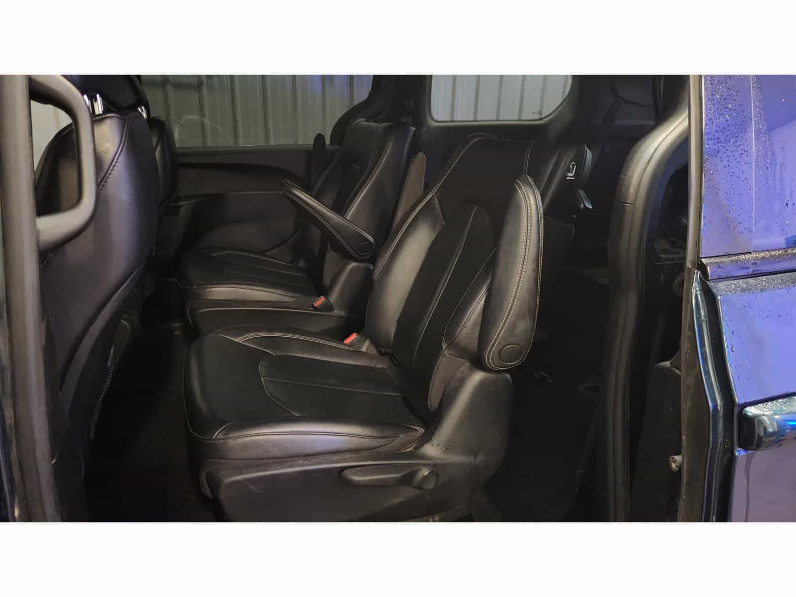 2022 Chrysler Pacifica Hybrid Touring L - Image 11