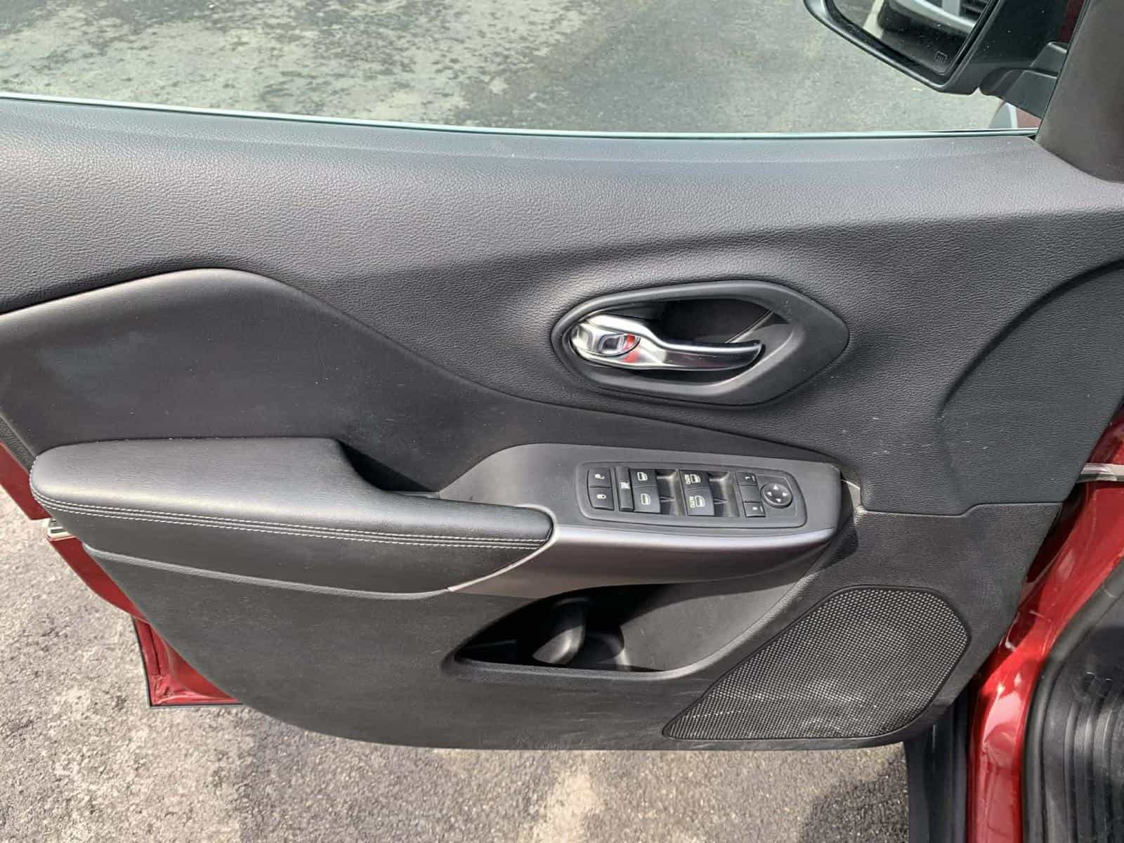 2019 Jeep Cherokee North - Image 13