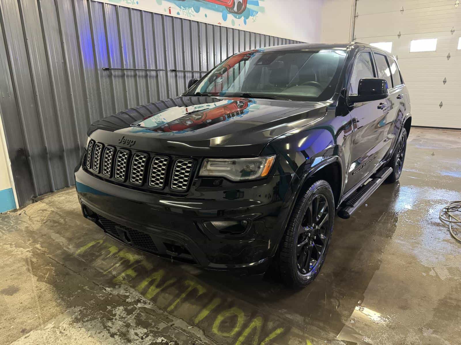 2022 Jeep Grand Cherokee Laredo Altitude - Image 1