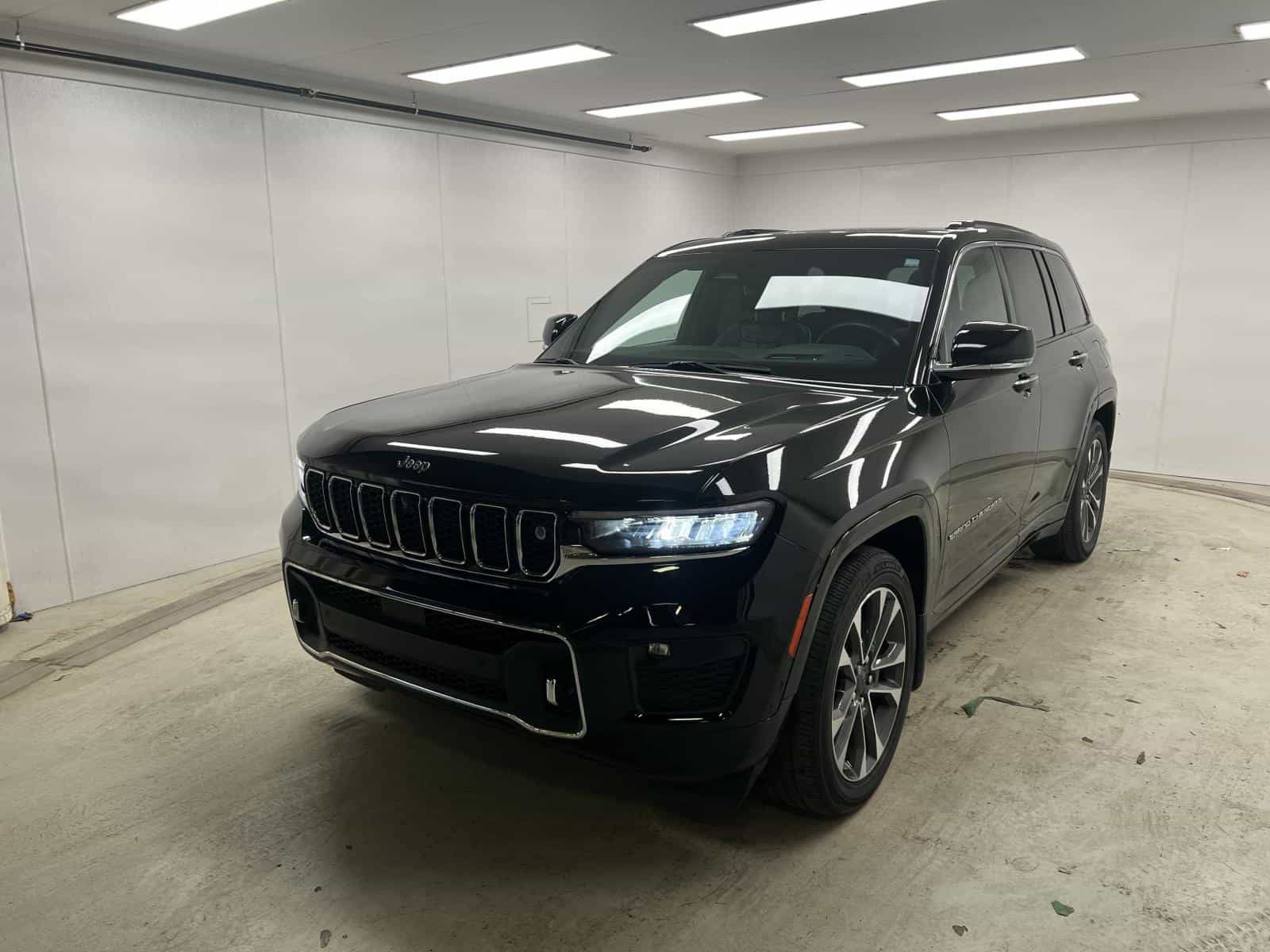2023 Jeep Grand Cherokee Overland - Image 1