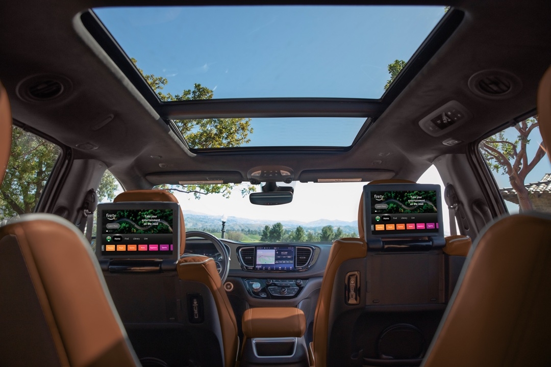 vue de l'habitacle et du tableau de bord d'une Chrysler Pacifica 2025