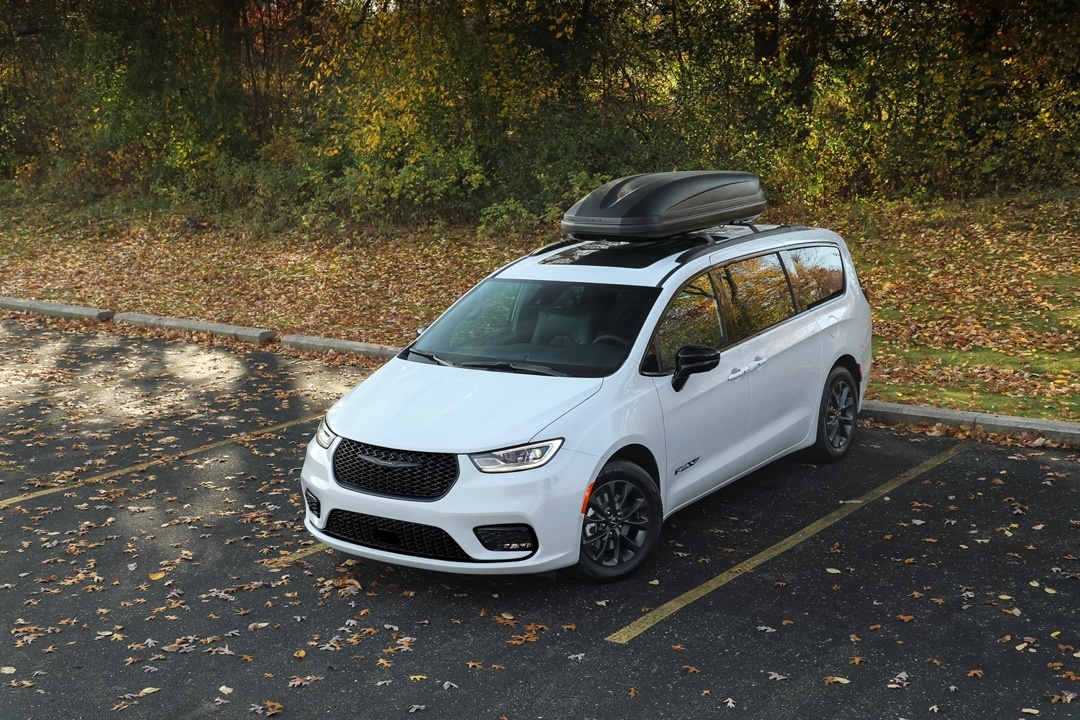 vue latérale avant d'une Chrysler Pacifica 2025