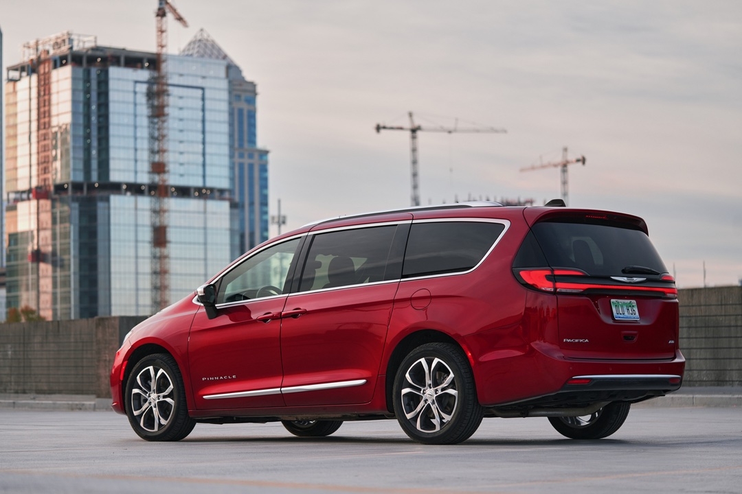 vue latérale arriere d'une chrysler pacifica 2025