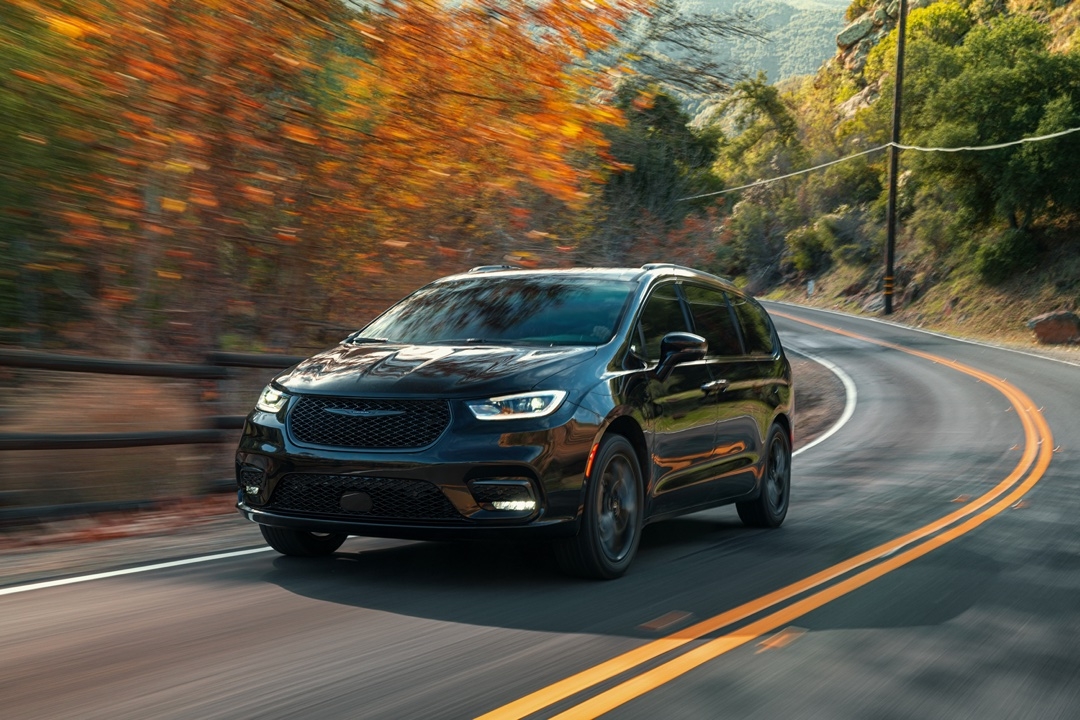 vue latérale avant d'une Chrysler Pacifica 2025 sur la route