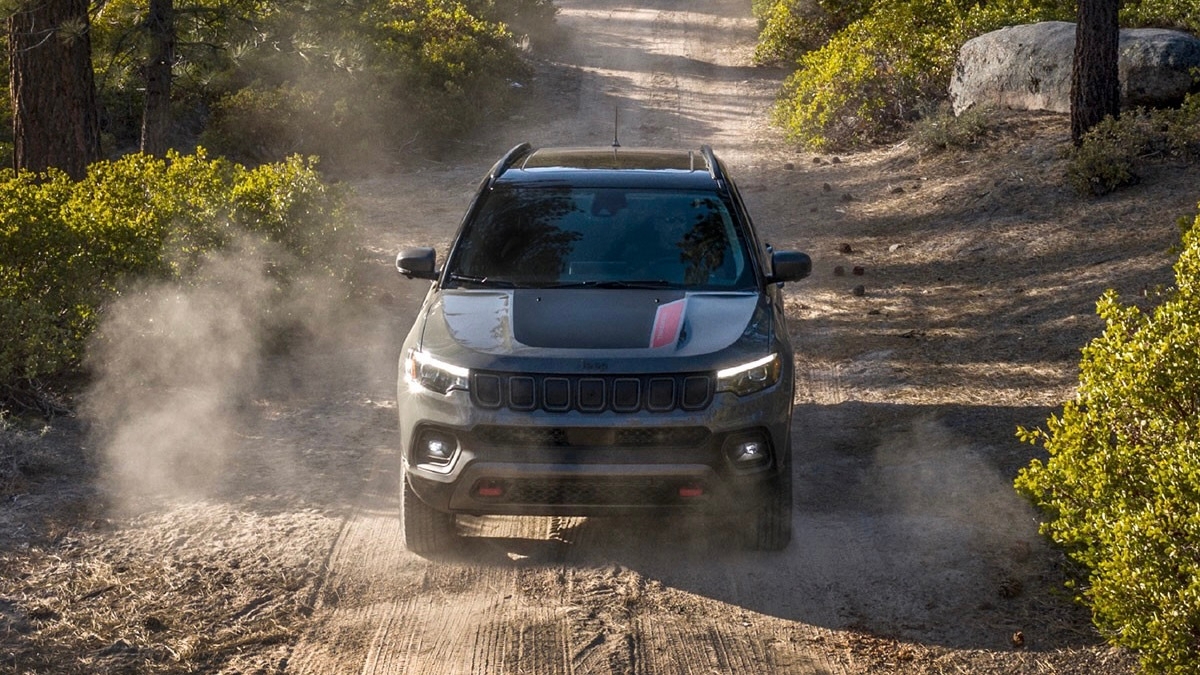 Le Jeep Compass qui roule sur un chemin de terre.