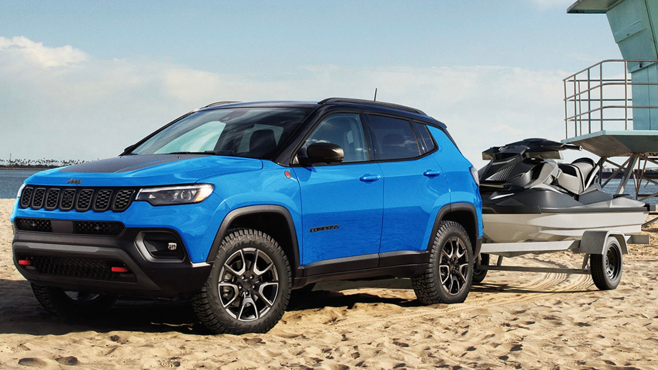 Le Jeep Compass qui tire une moto marine.